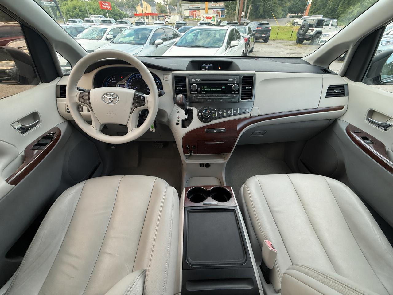 Toyota Sienna 5dr 8-Pass Van V6 XLE FWD (Natl) 2014