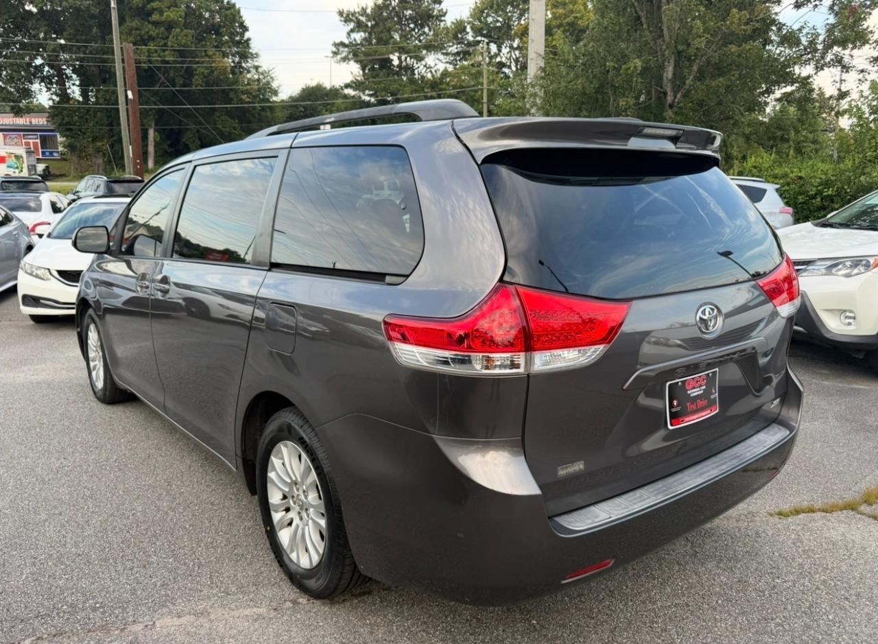 Toyota Sienna 5dr 8-Pass Van V6 XLE FWD (Natl) 2014