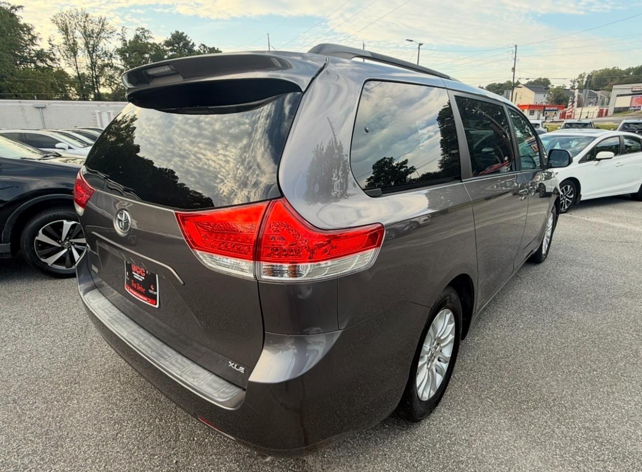 Toyota Sienna 5dr 8-Pass Van V6 XLE FWD (Natl) 2014