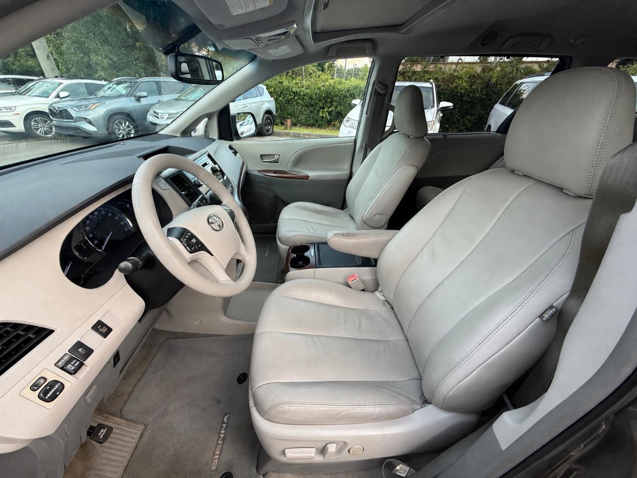 Toyota Sienna 5dr 8-Pass Van V6 XLE FWD (Natl) 2014