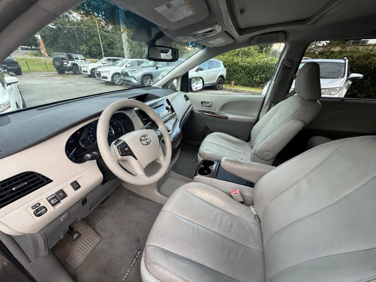 Toyota Sienna 5dr 8-Pass Van V6 XLE FWD (Natl) 2014