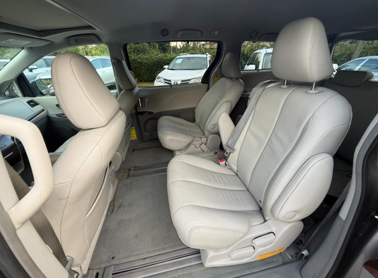 Toyota Sienna 5dr 8-Pass Van V6 XLE FWD (Natl) 2014