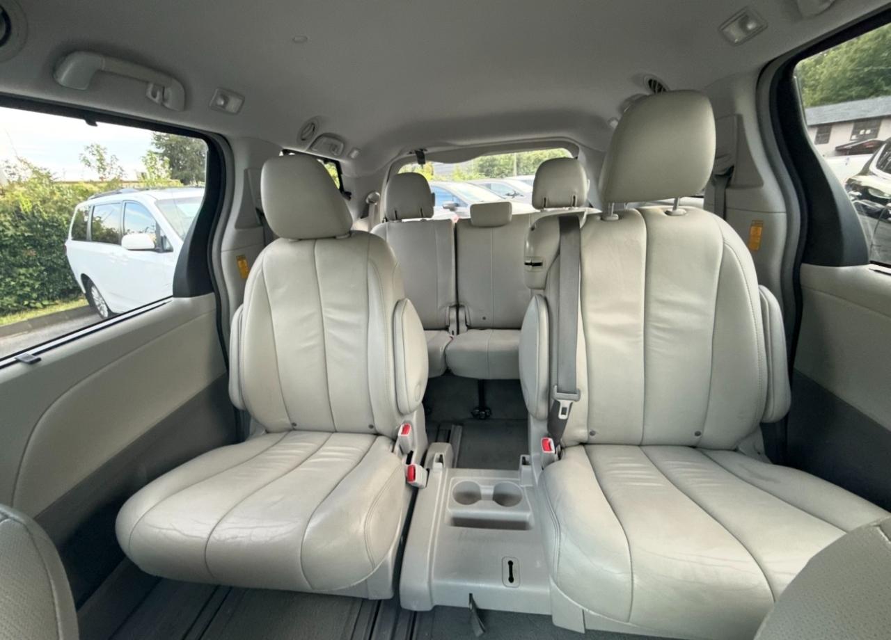 Toyota Sienna 5dr 8-Pass Van V6 XLE FWD (Natl) 2014
