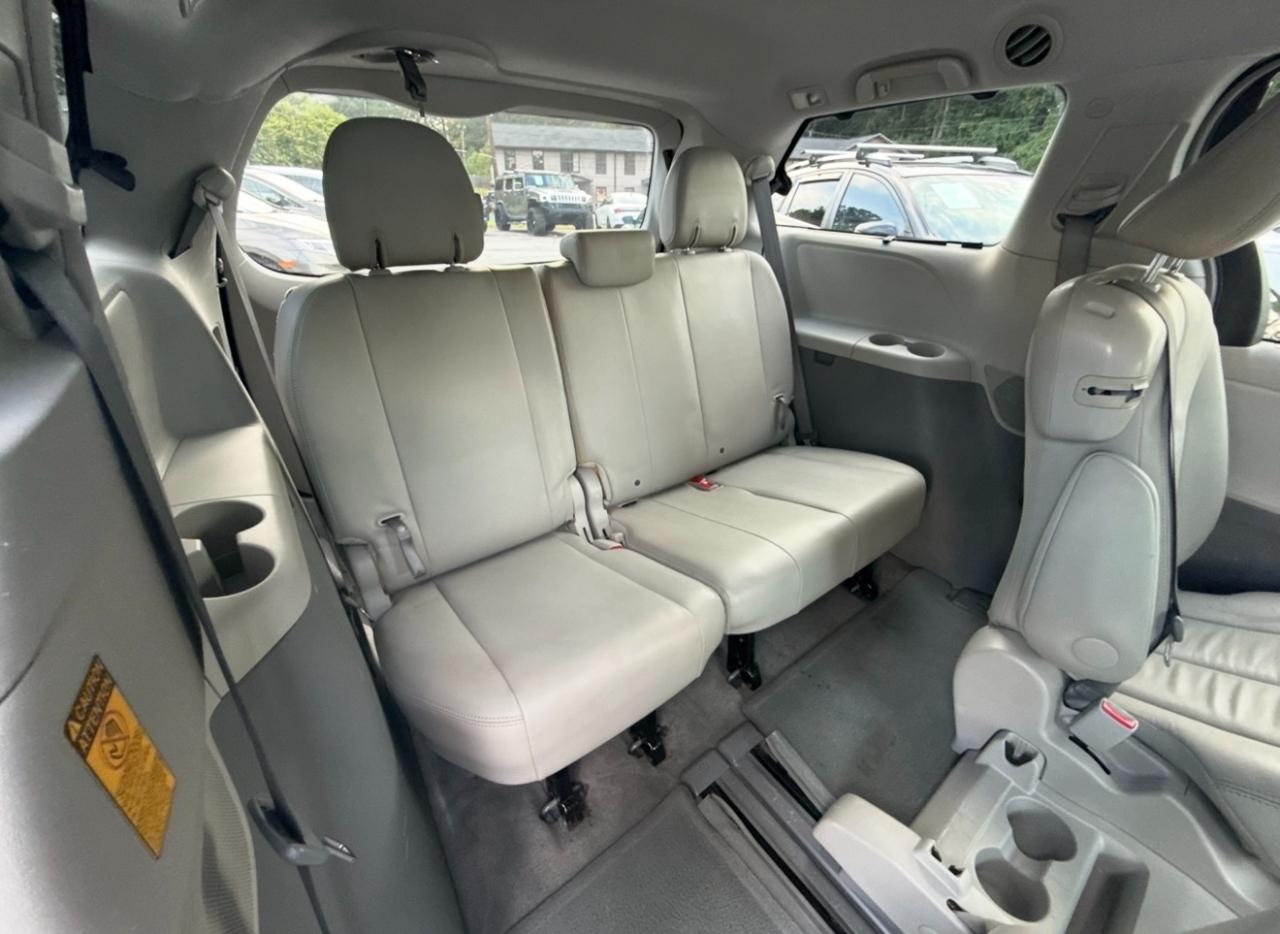Toyota Sienna 5dr 8-Pass Van V6 XLE FWD (Natl) 2014