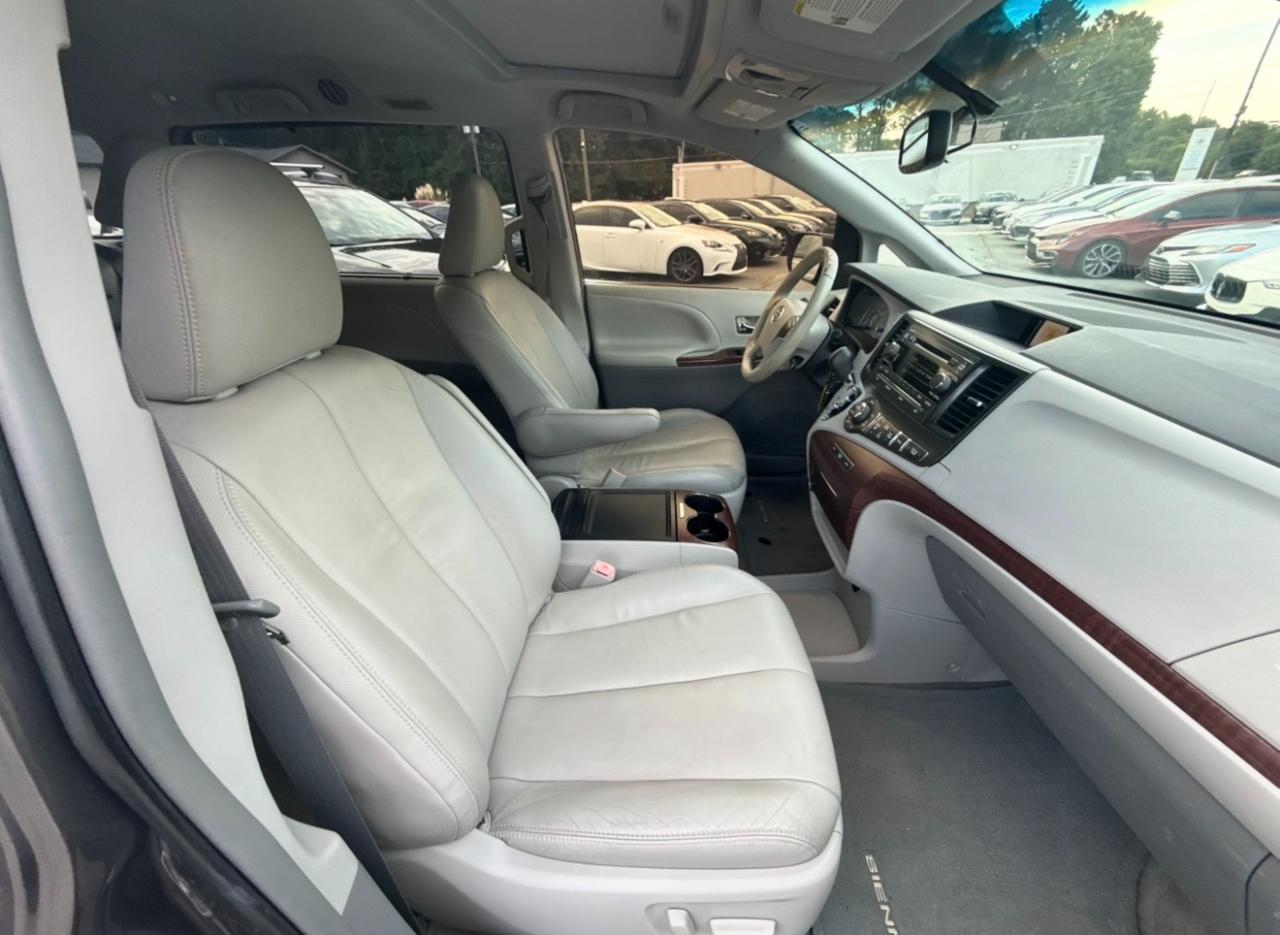 Toyota Sienna 5dr 8-Pass Van V6 XLE FWD (Natl) 2014
