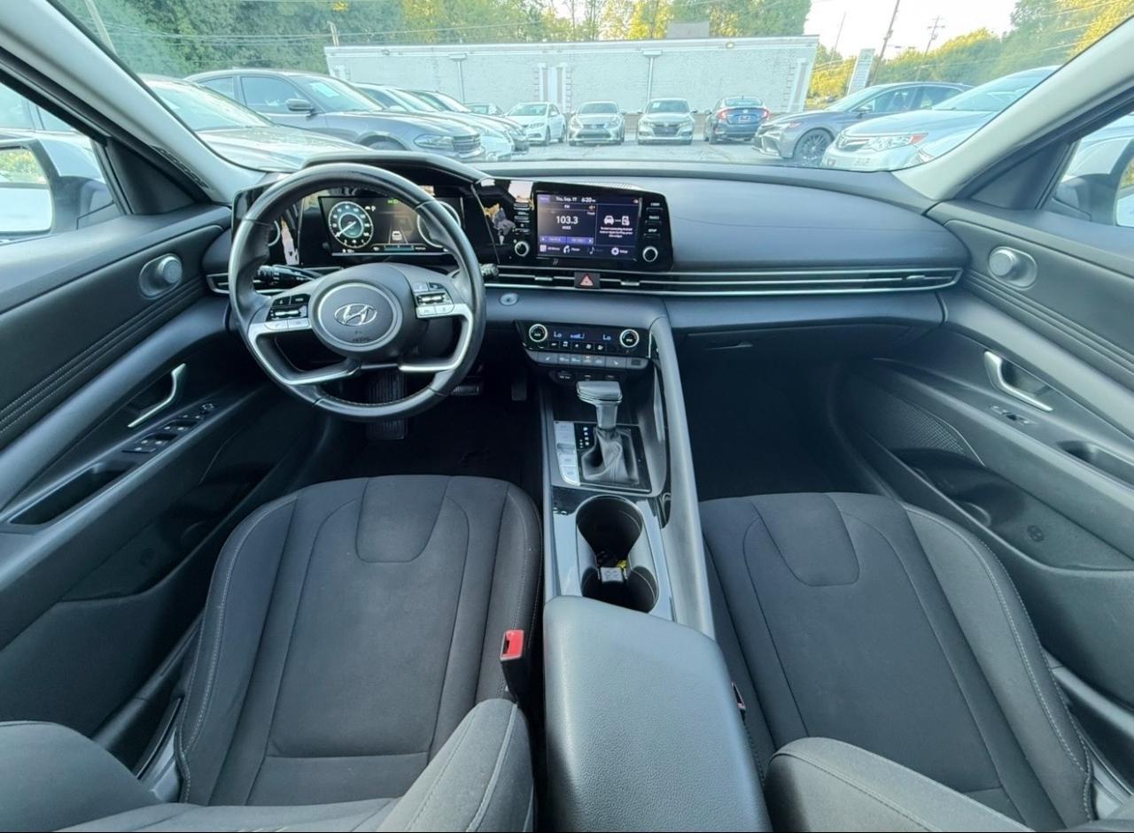 Hyundai Elantra photo 2