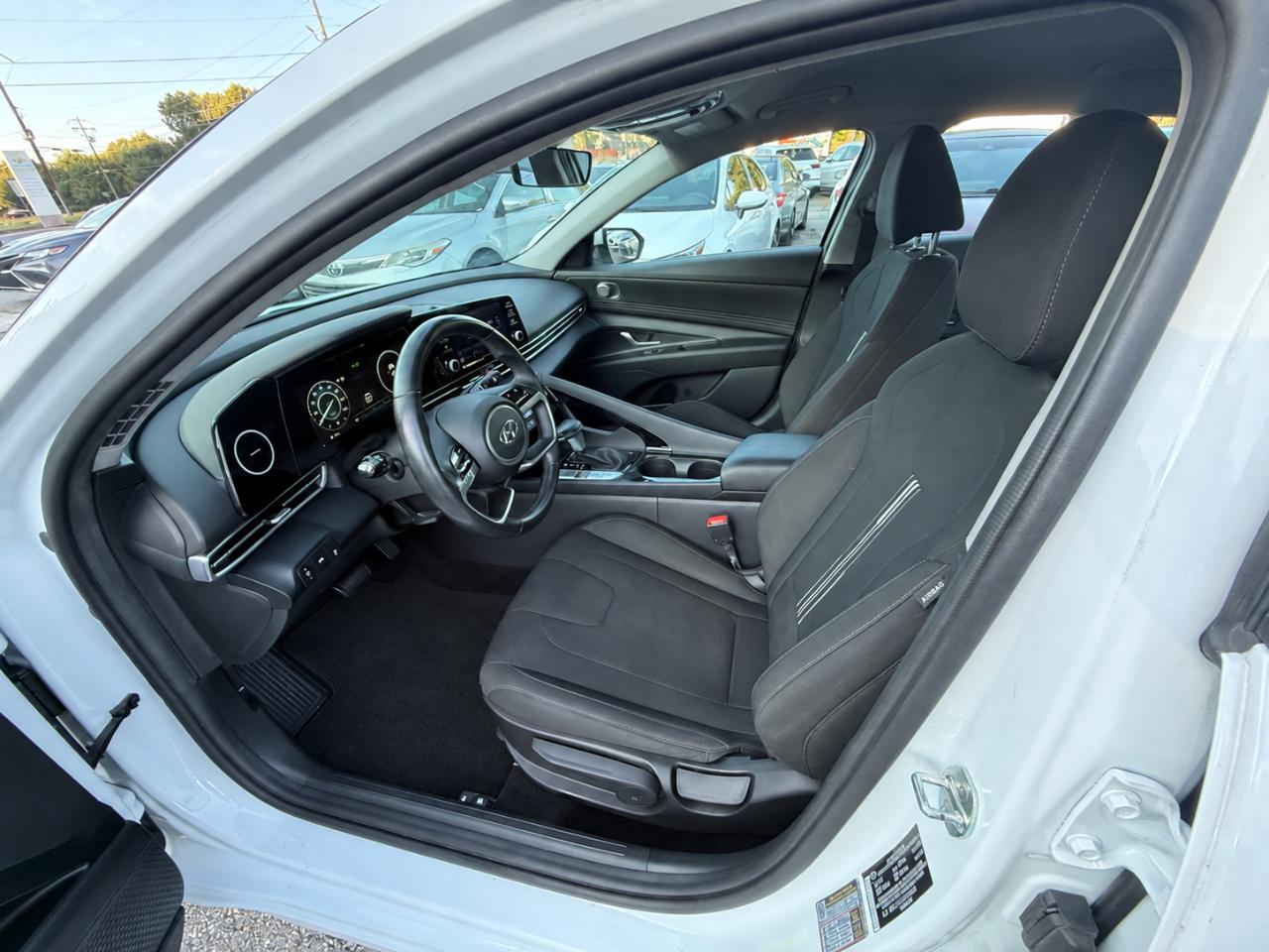 Hyundai Elantra photo 8