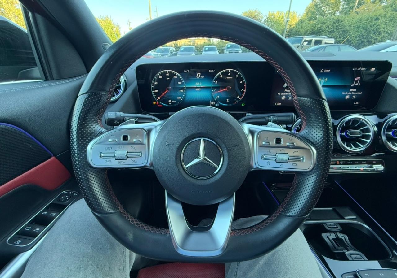 Mercedes-Benz GLA-Class photo 17