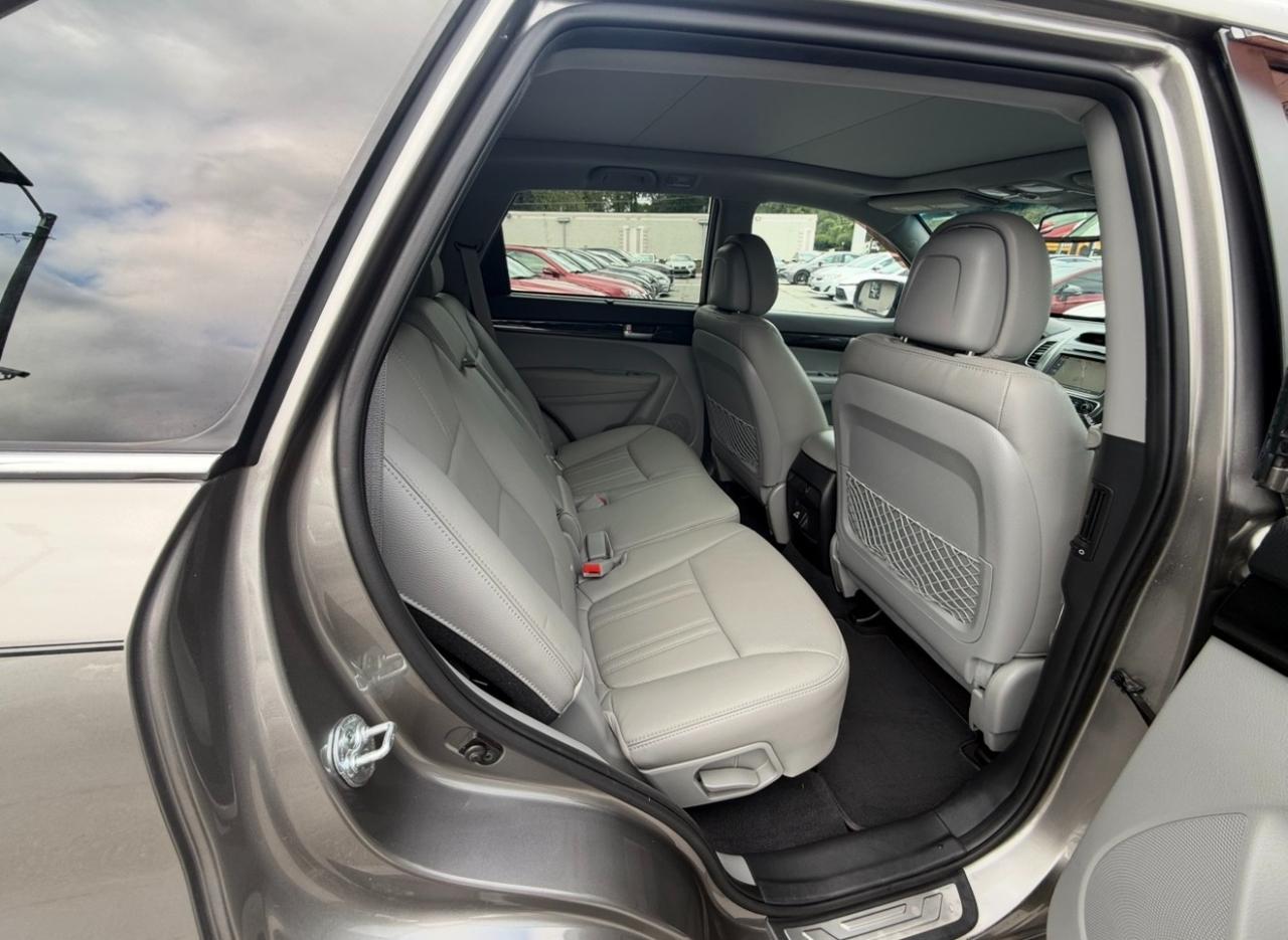 Kia Sorento 2WD 4dr V6 SX 2015