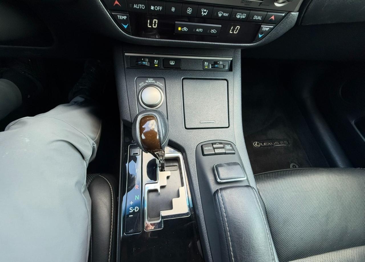 Lexus ES photo 26