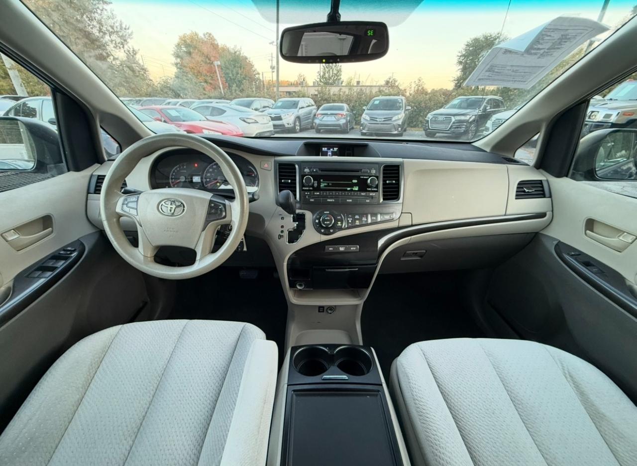Toyota Sienna photo 2