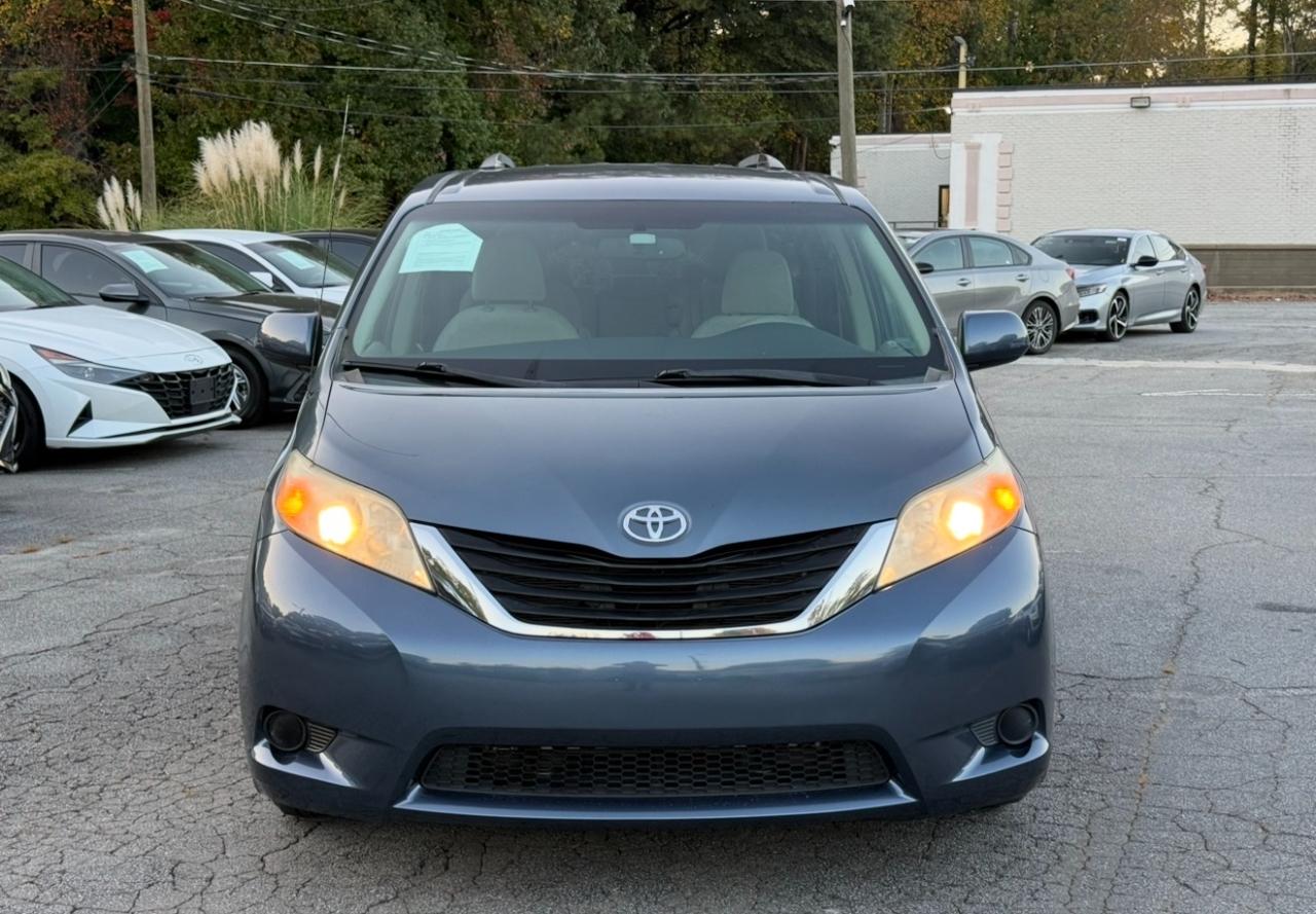 Toyota Sienna photo 3