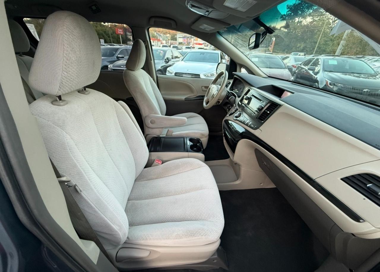 Toyota Sienna photo 17