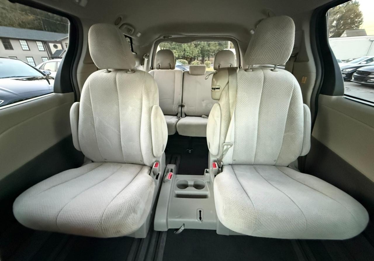 Toyota Sienna photo 18
