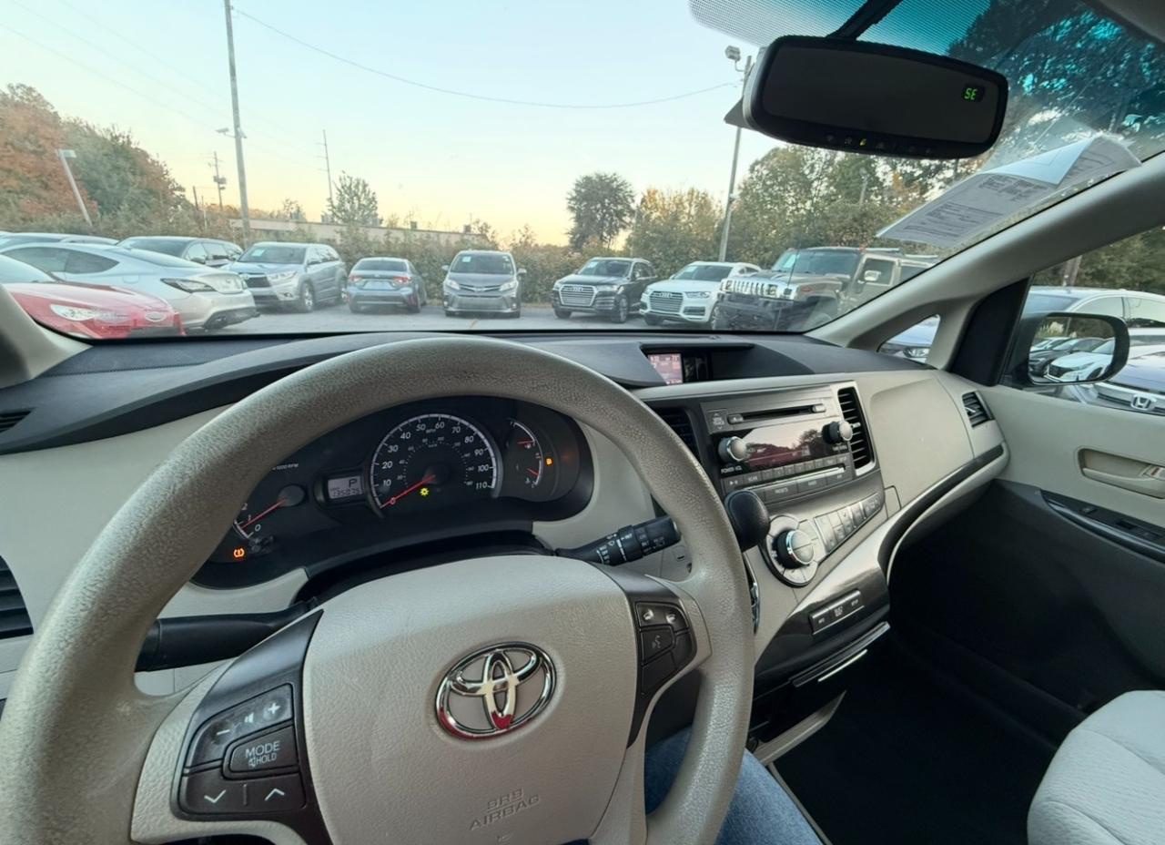 Toyota Sienna photo 26