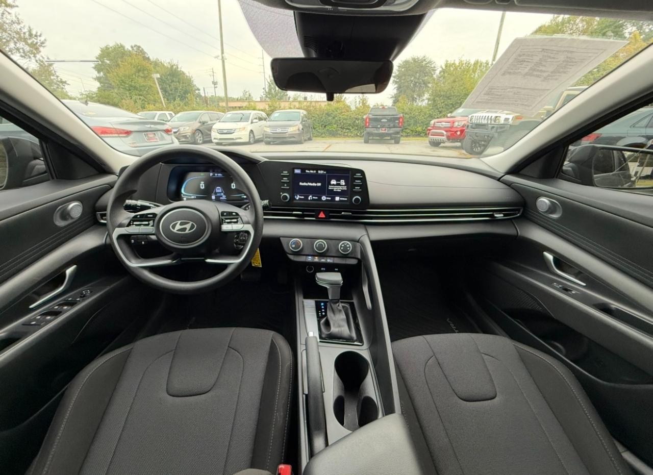 Hyundai Elantra photo 2
