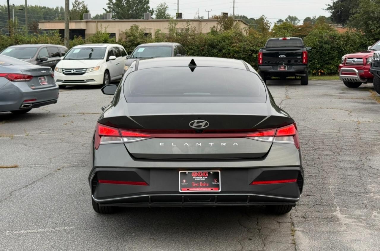 Hyundai Elantra photo 6