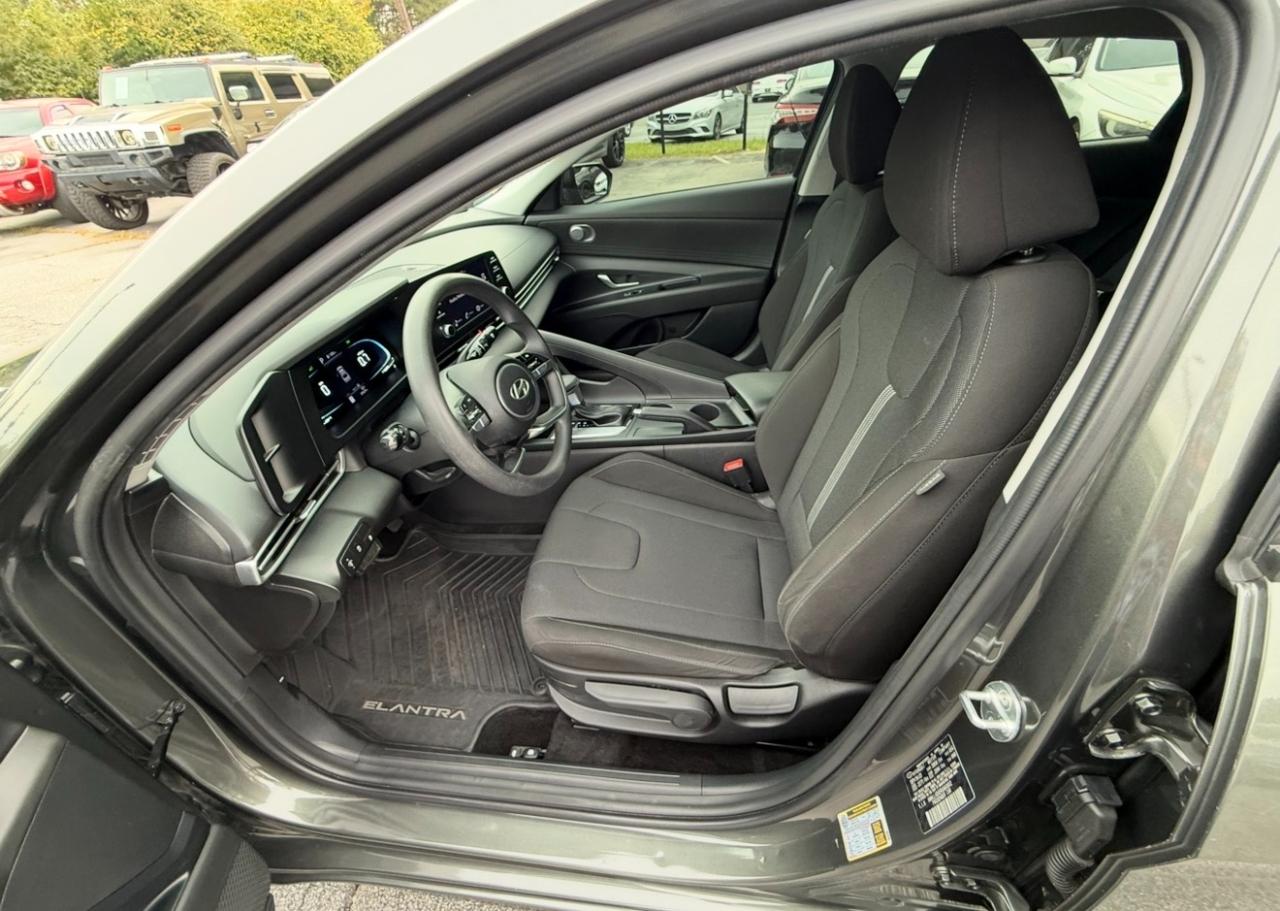 Hyundai Elantra photo 8