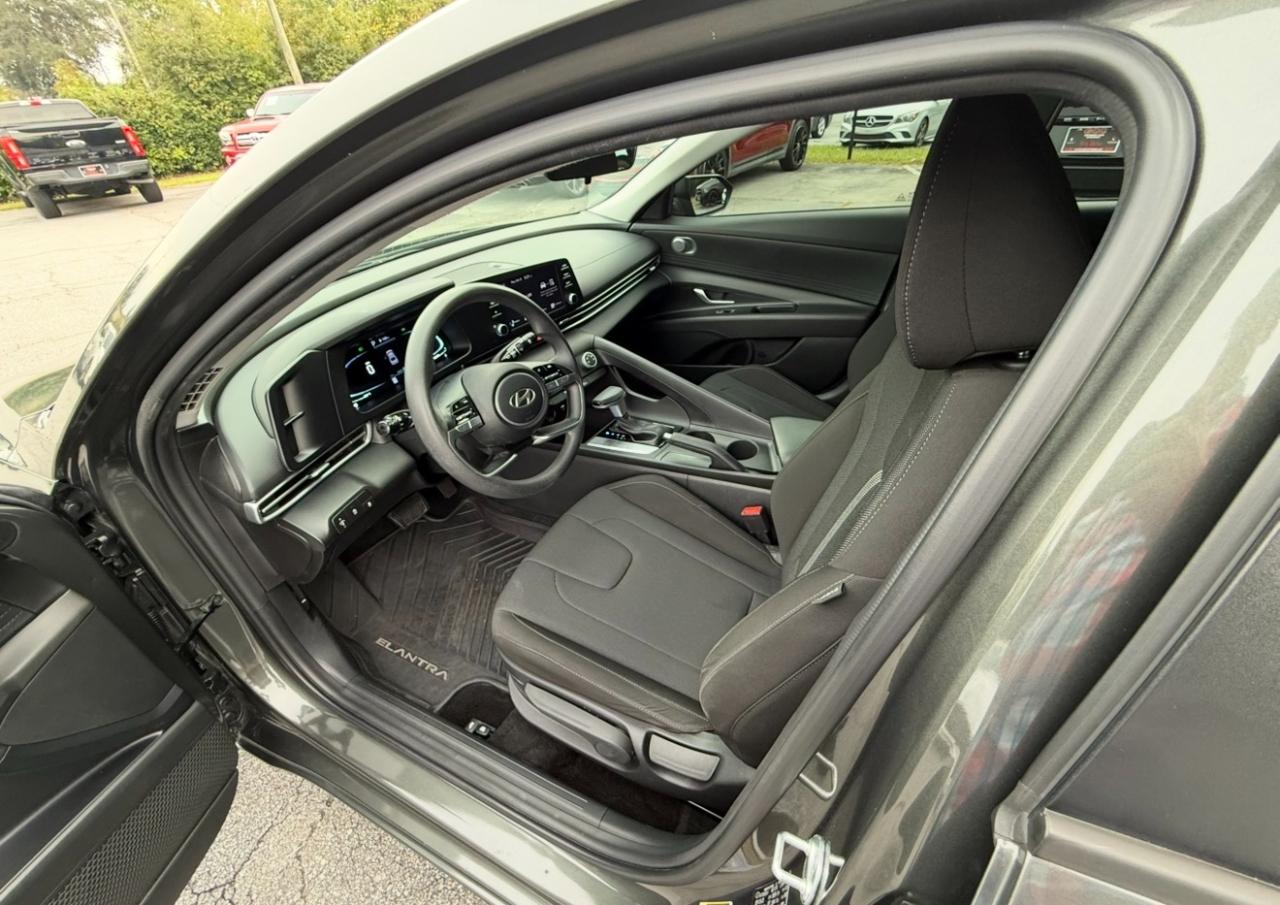Hyundai Elantra photo 9