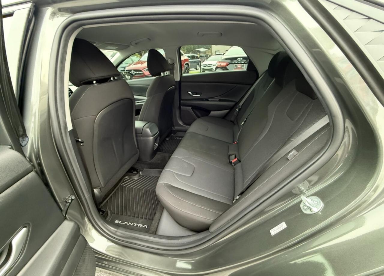 Hyundai Elantra photo 10