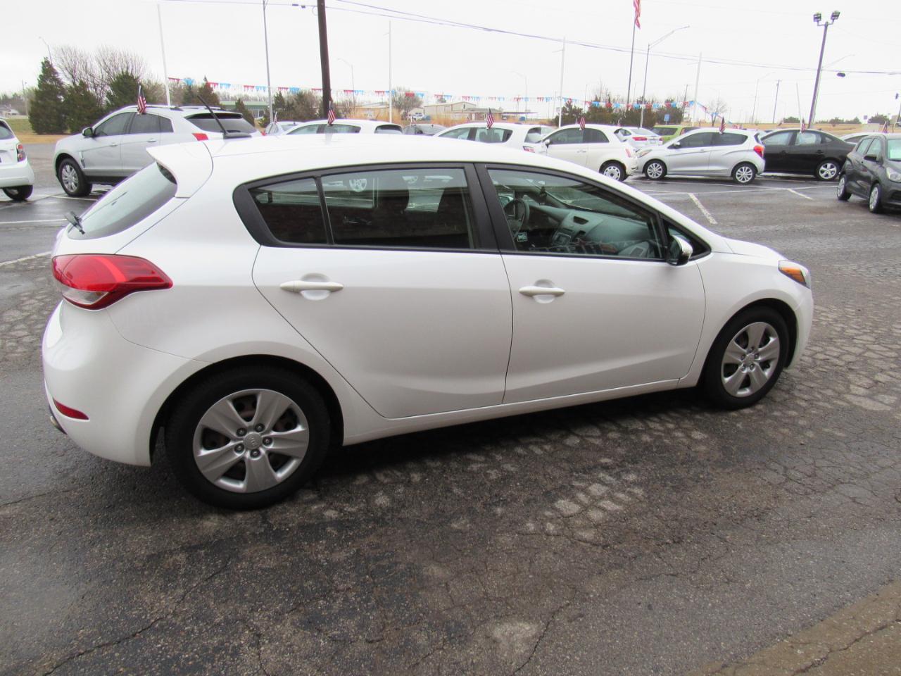 Kia Forte 5-Door LX 2016