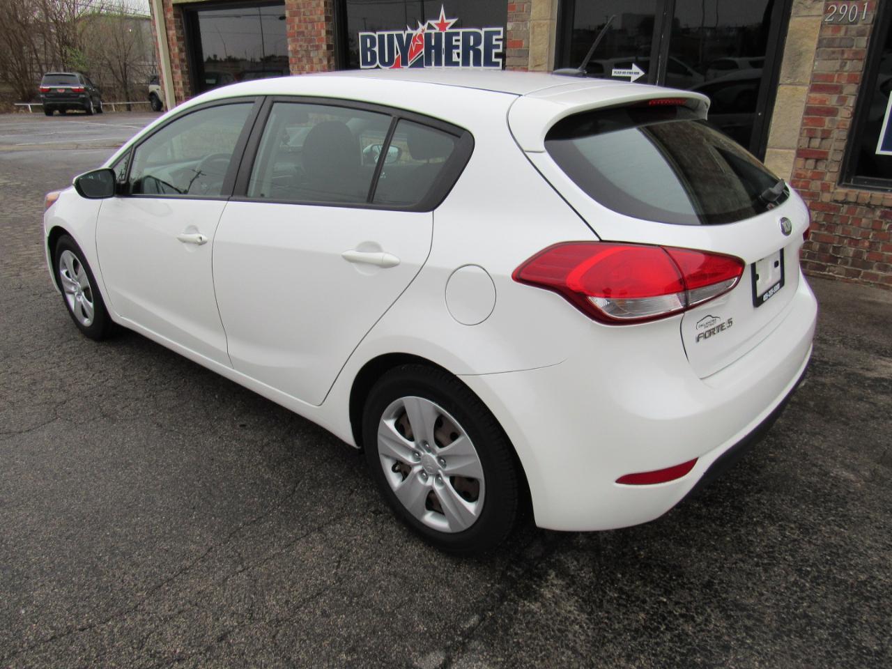 Kia Forte 5-Door LX 2016