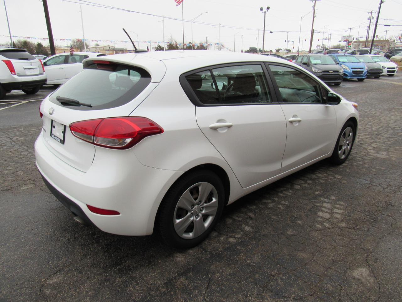 Kia Forte 5-Door LX 2016