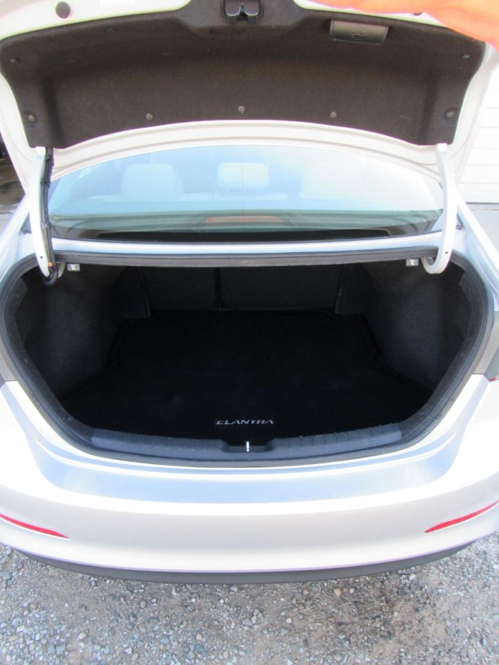 Hyundai Elantra Value Edition 6A 2017