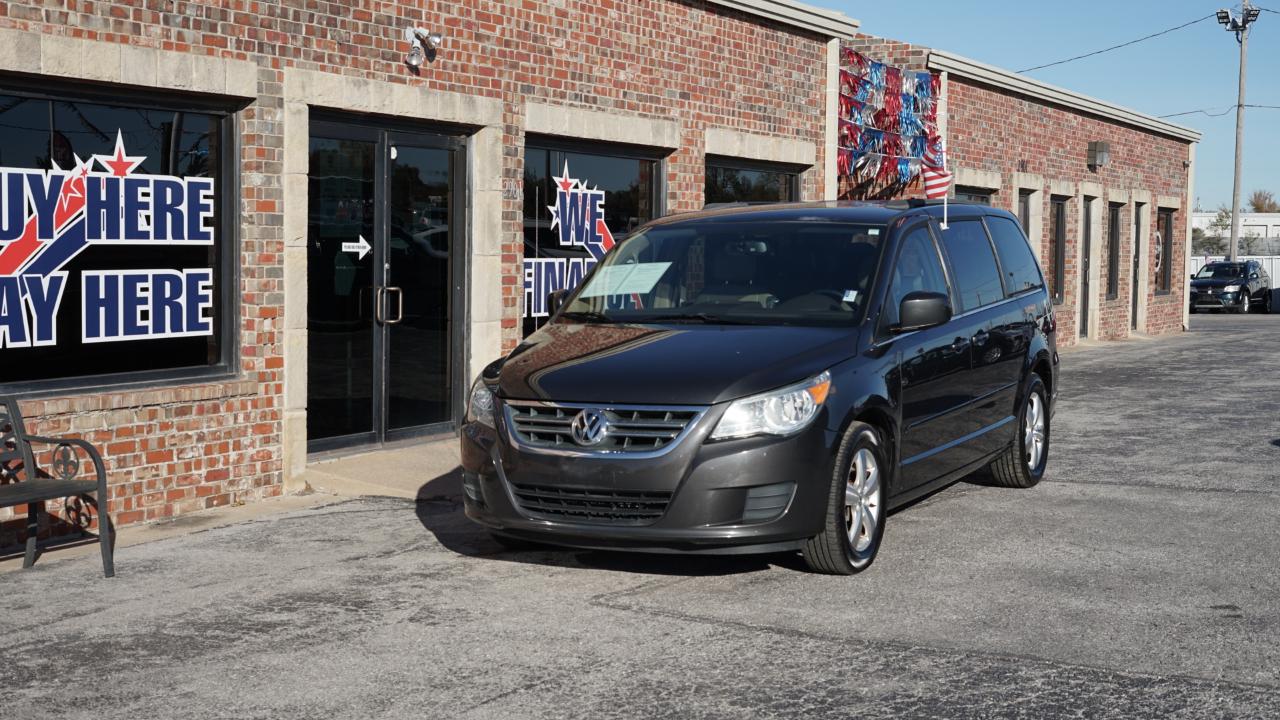 Volkswagen Routan SE 2011