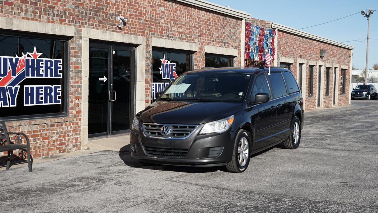 Volkswagen Routan SE 2011