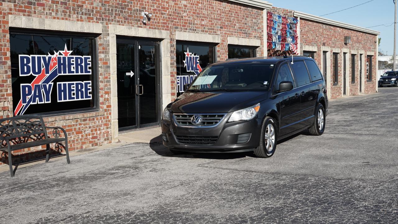 Volkswagen Routan SE 2011
