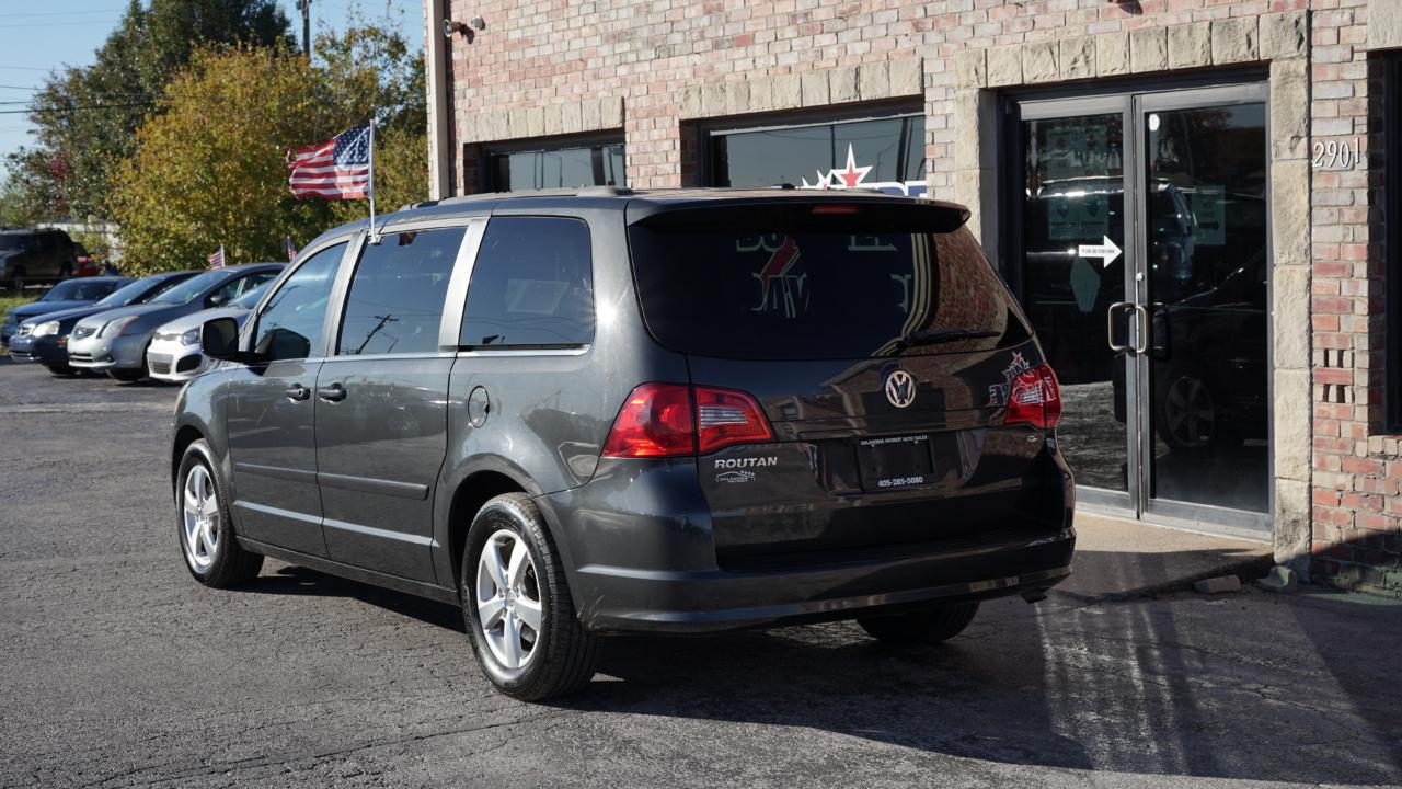 Volkswagen Routan SE 2011