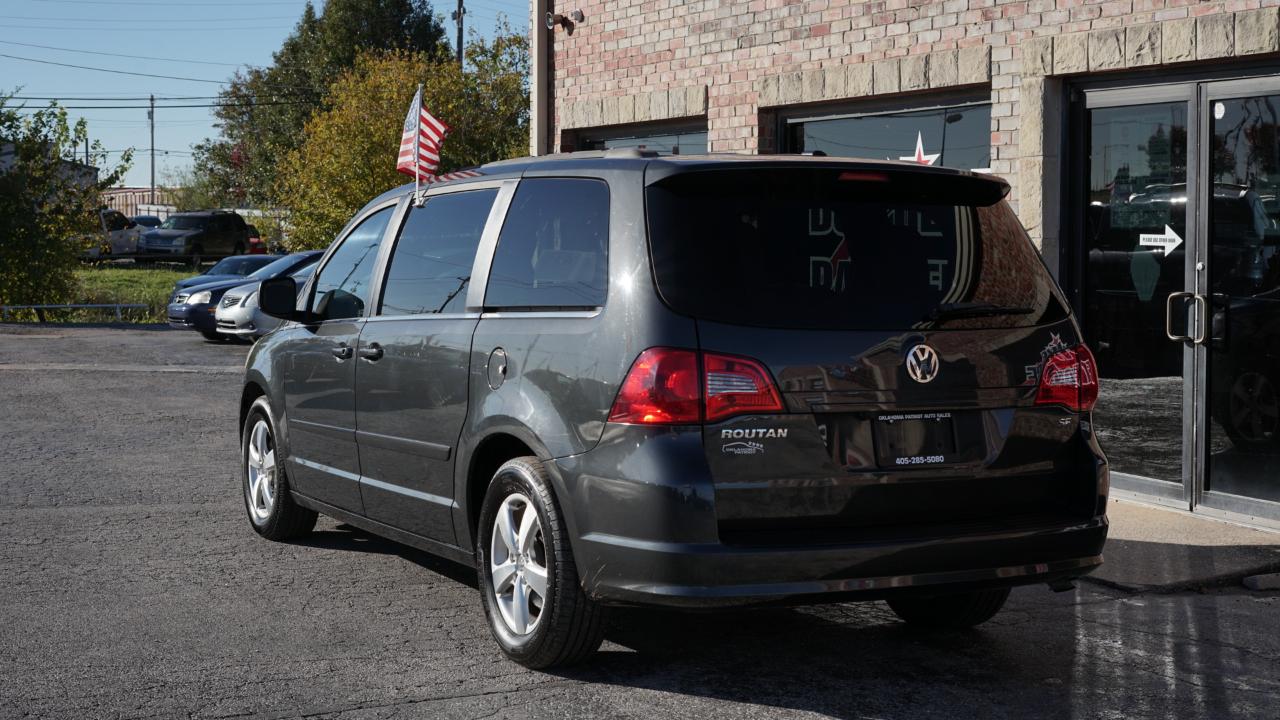 Volkswagen Routan SE 2011