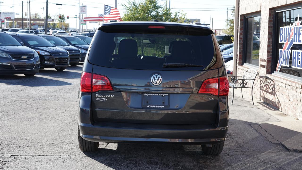 Volkswagen Routan SE 2011