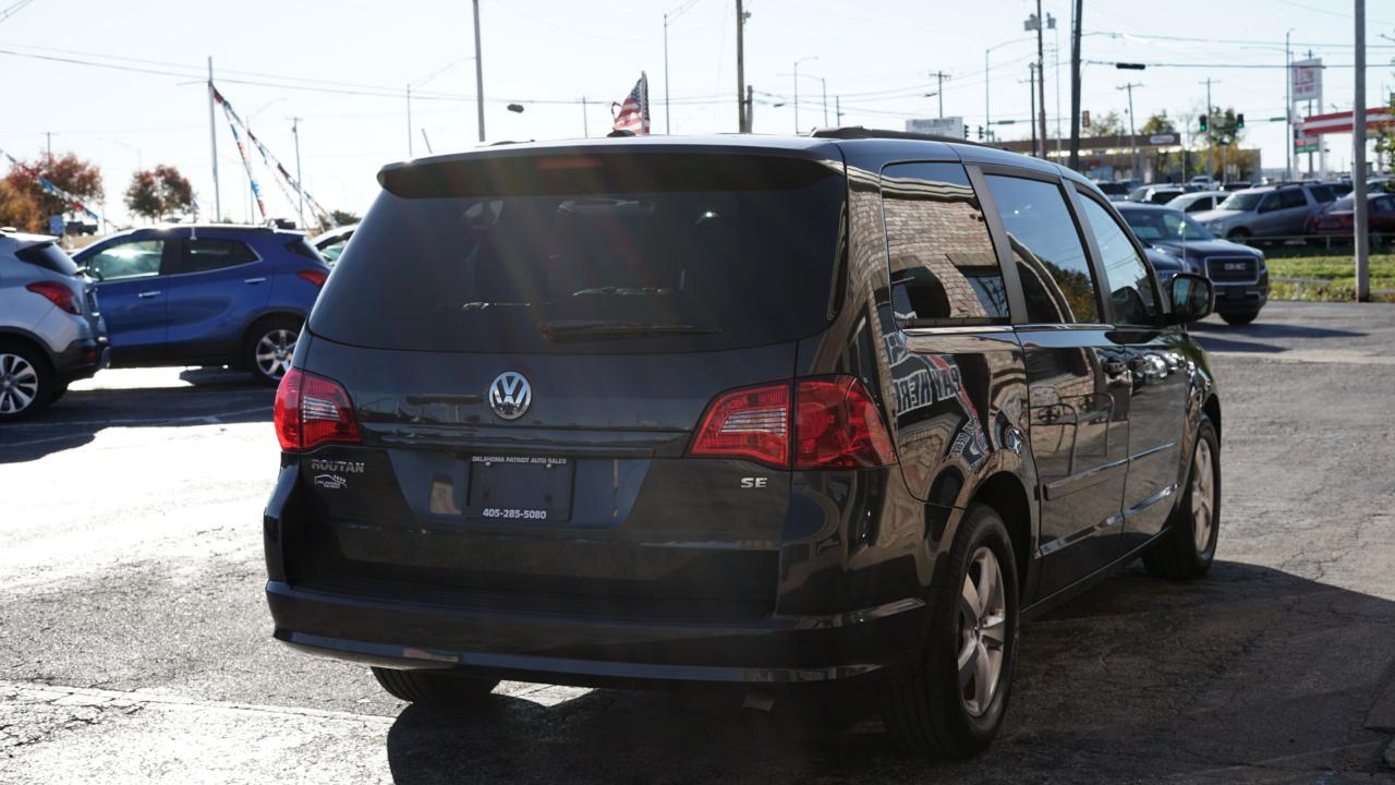 Volkswagen Routan SE 2011