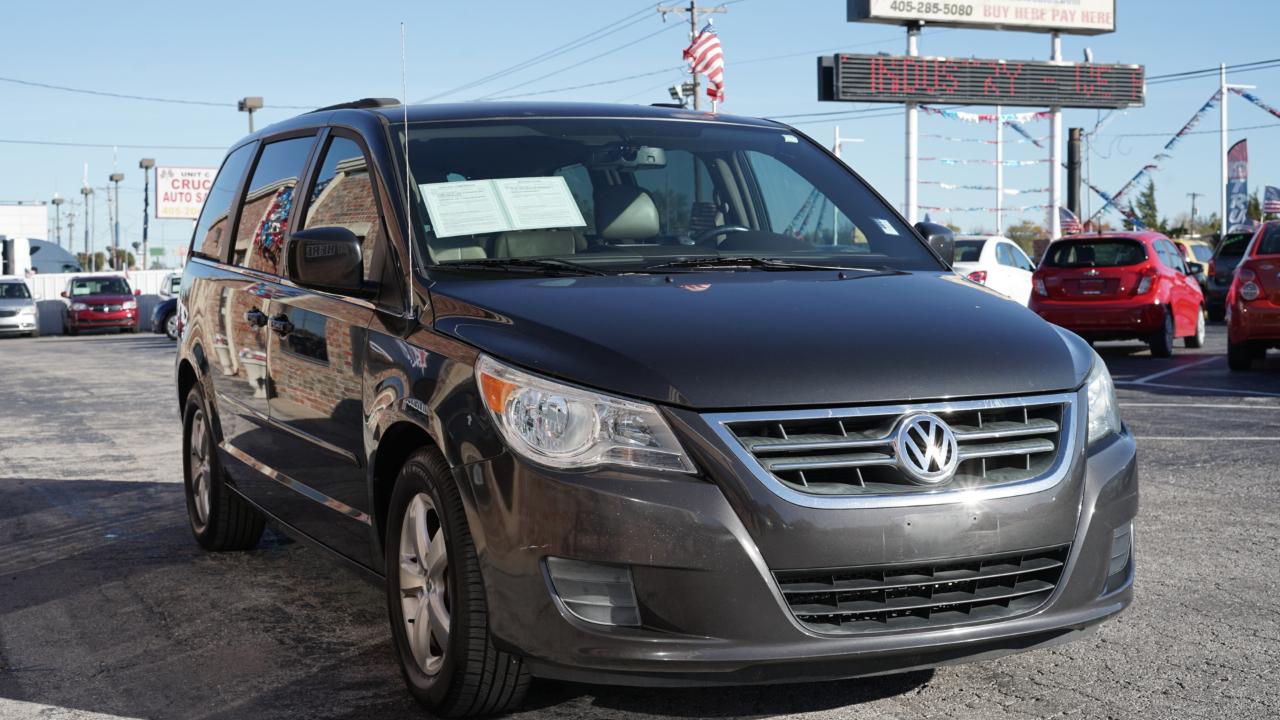 Volkswagen Routan SE 2011