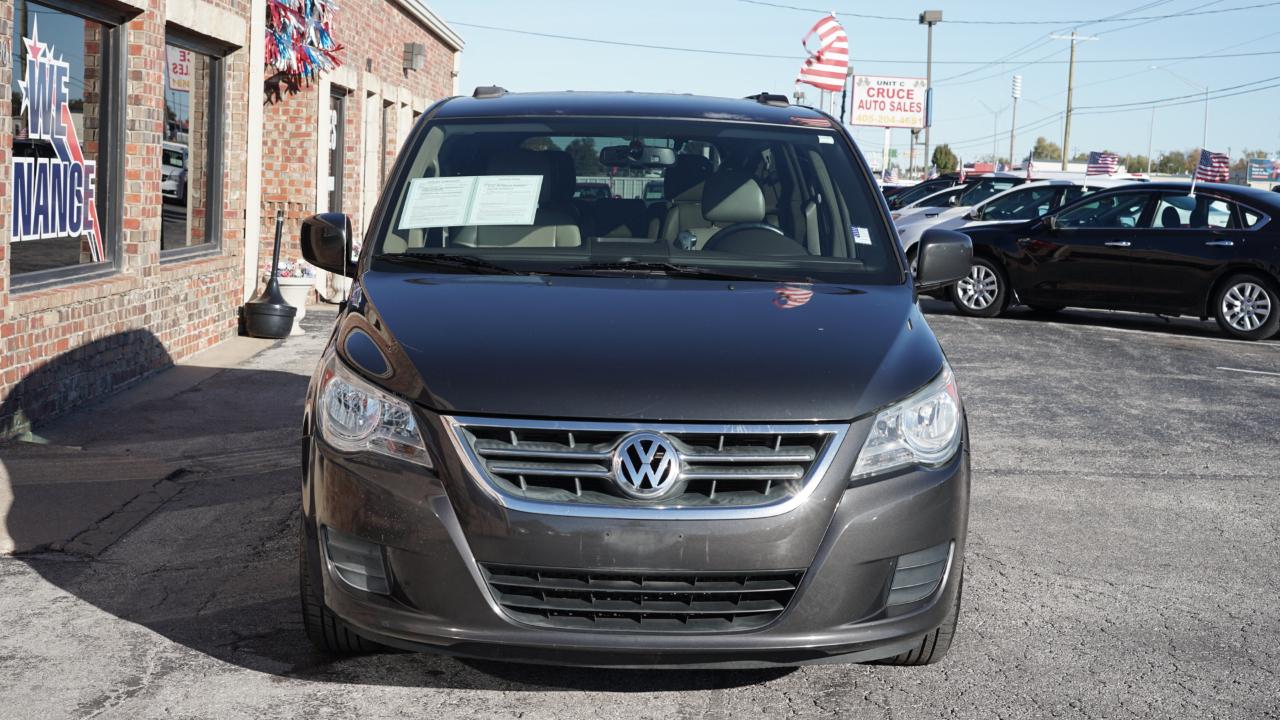 Volkswagen Routan SE 2011