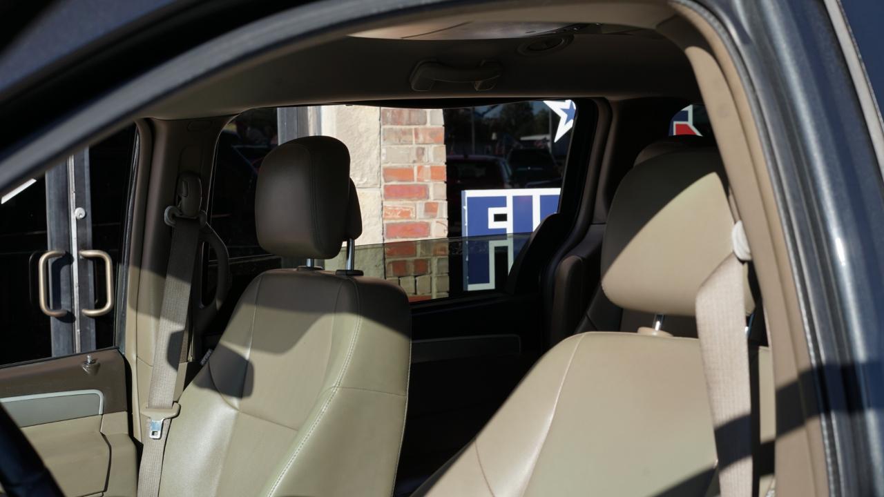 Volkswagen Routan SE 2011