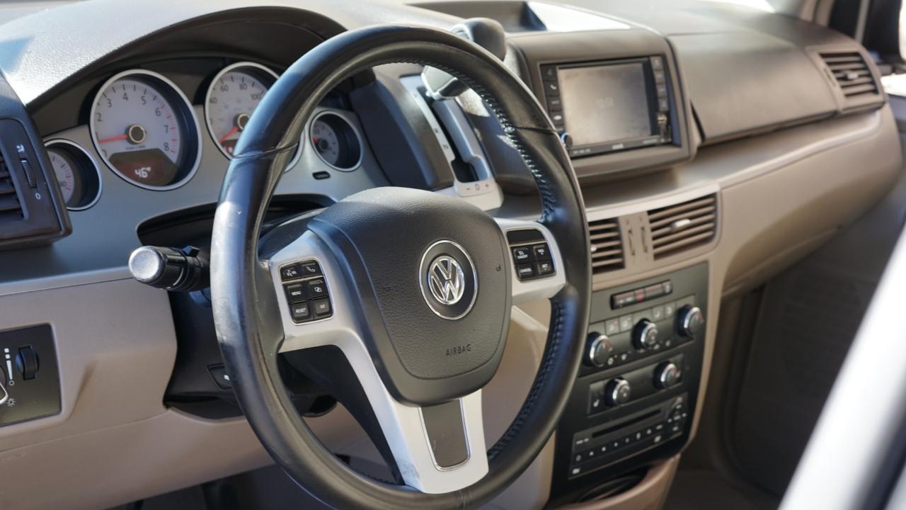 Volkswagen Routan SE 2011