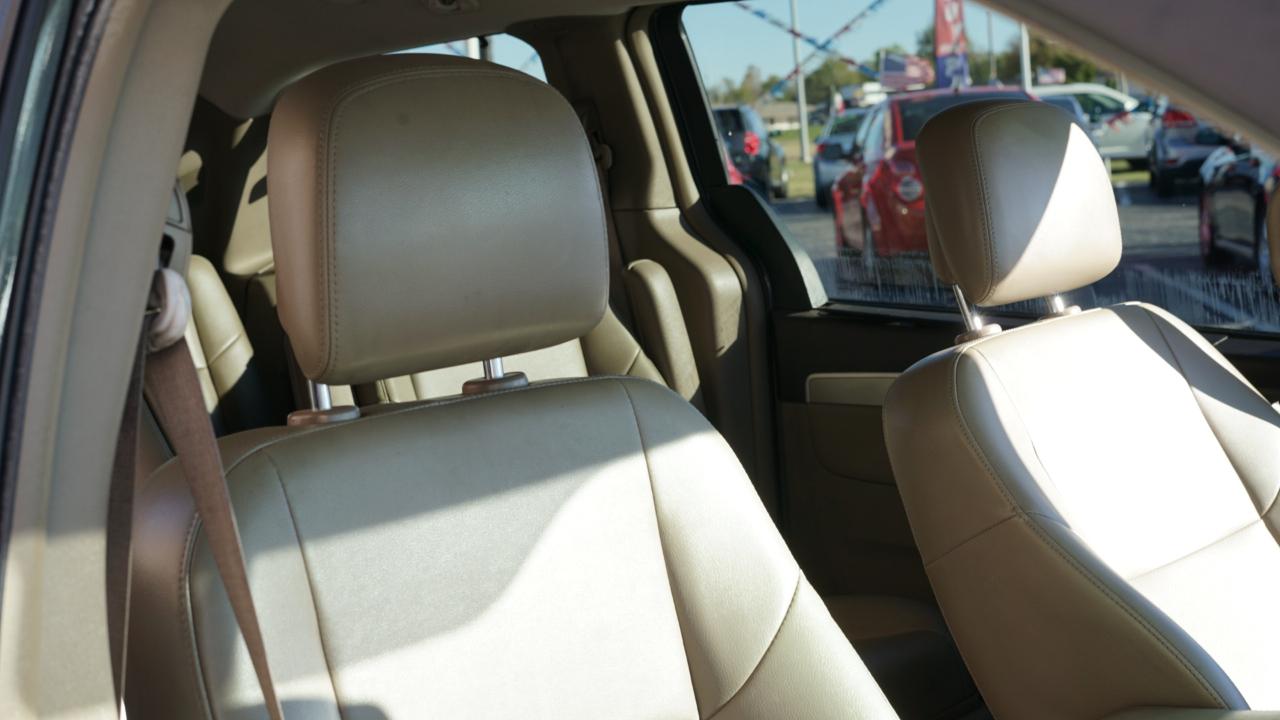 Volkswagen Routan SE 2011