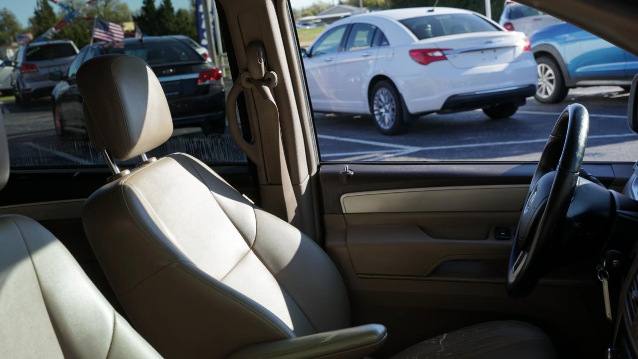 Volkswagen Routan SE 2011