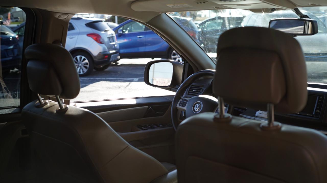 Volkswagen Routan SE 2011