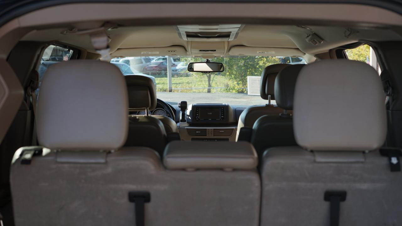 Volkswagen Routan SE 2011