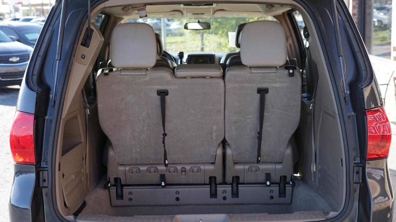 Volkswagen Routan SE 2011