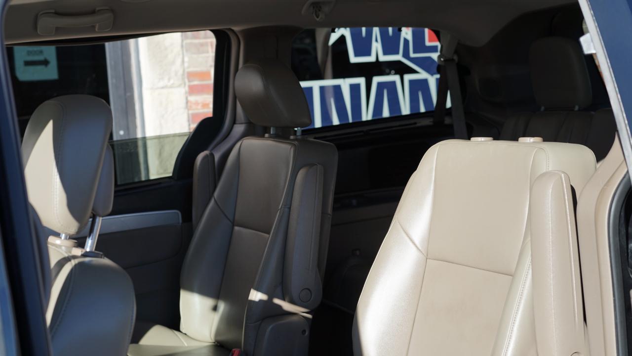 Volkswagen Routan SE 2011