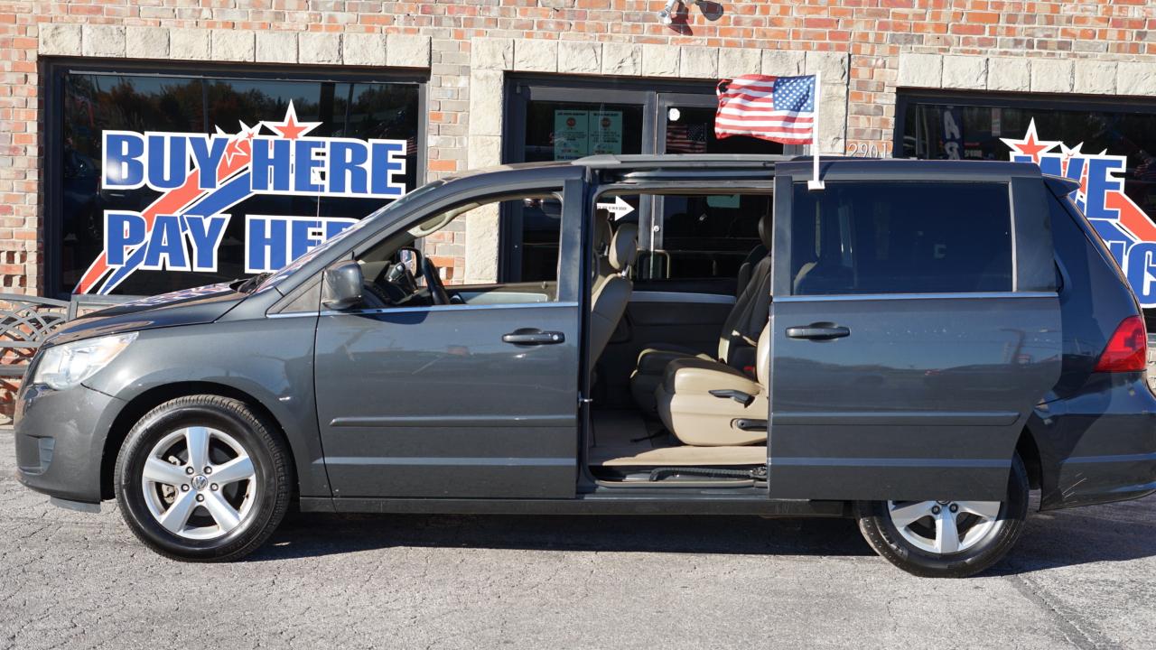 Volkswagen Routan SE 2011
