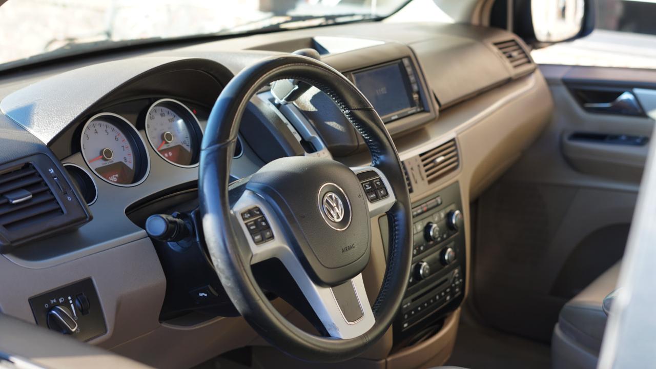 Volkswagen Routan SE 2011