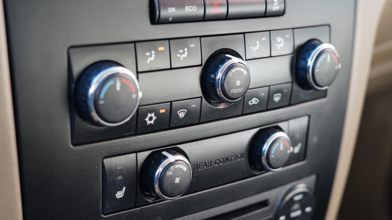 Volkswagen Routan SE 2011