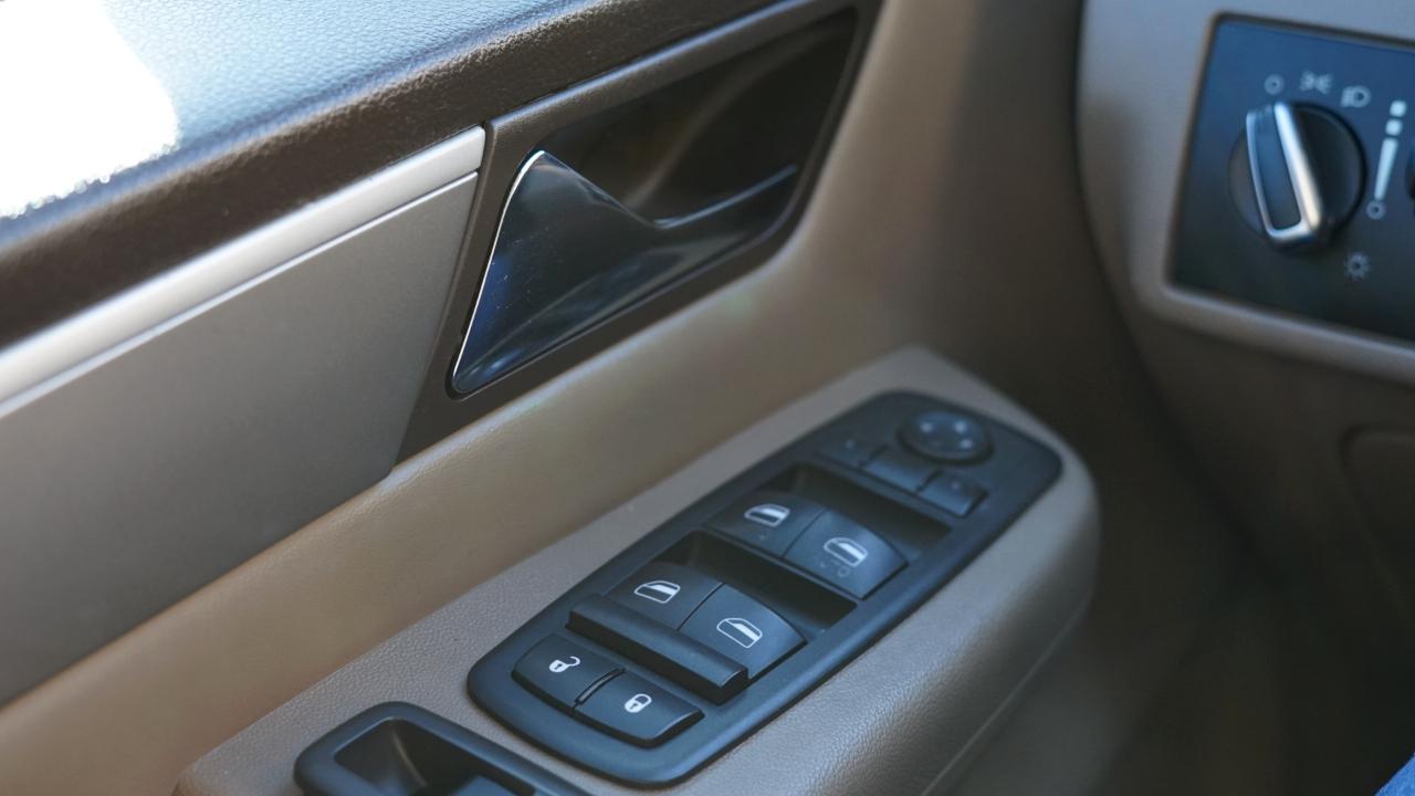 Volkswagen Routan SE 2011