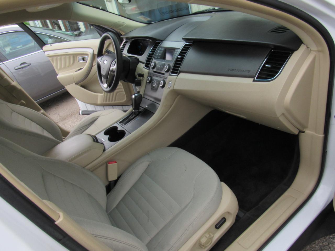 Ford Taurus SE FWD 2017